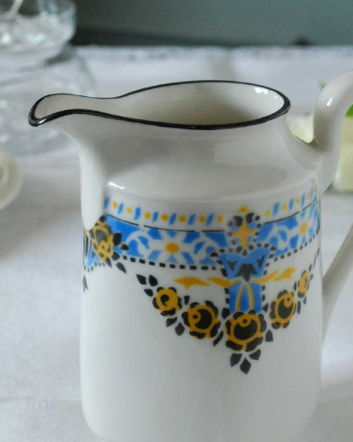 アンティーク 陶磁器の雑貨　アンティーク雑貨　ブルー×イエローのバラが美しいアンティークのミルクジャグ。お茶の時間に欠かせないミルクピッチャーお茶の時間に欠かせないミルクティーのために作られた陶磁器のミルクピッチャー。(h-859-z)