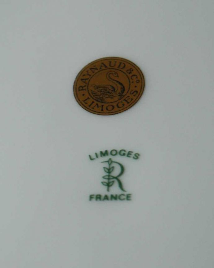アンティーク 陶磁器の雑貨　アンティーク雑貨　フランスから届いたブル－×金彩の豪華なアンティークプレート（リモージュ）。裏側には品質の証製造メーカー保証の意味がこもった窯印、ポーセリンマークがあります。(h-860-z)