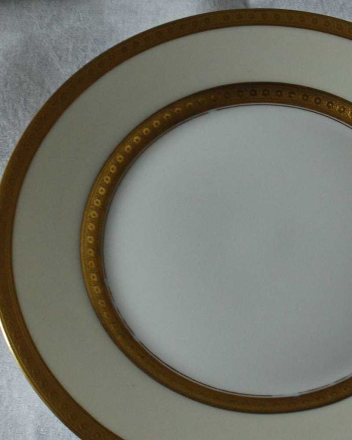 アンティーク 陶磁器の雑貨　アンティーク雑貨　フランスで見つけたゴールドのラインが華やかなアンティークのプレート。実用的にも飾っても使える華やなアンティークのプレートお料理を盛り付けるためだけのものではなく、お客様をもてなすために観賞用の目的もあったので、アンティークのプレートは、まるで絵画のように美しい模様なんです。(h-861-z)