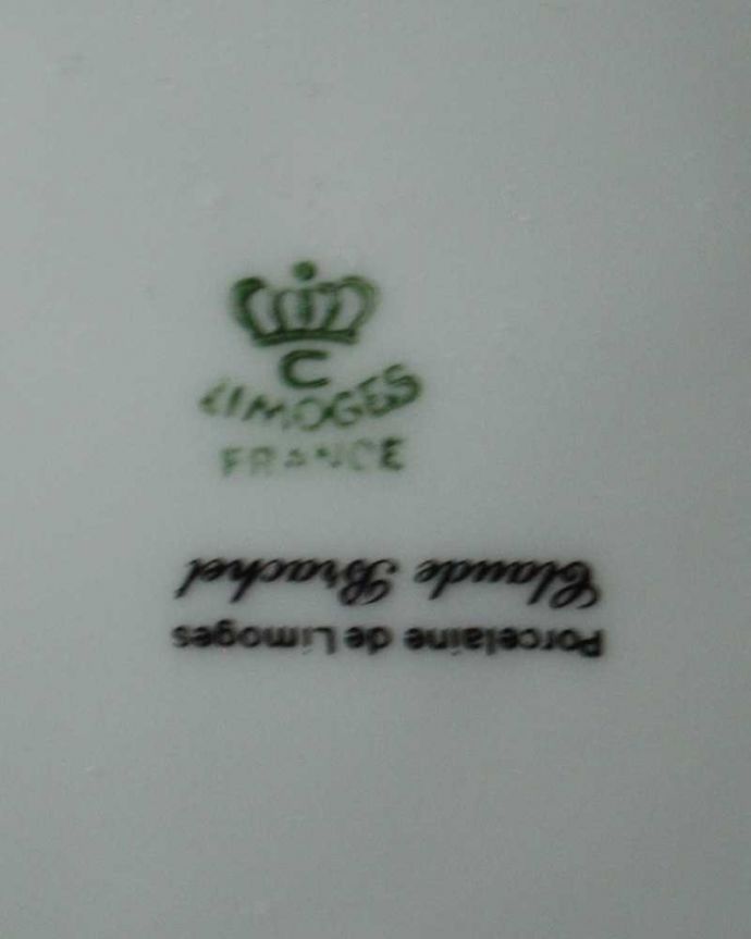 アンティーク 陶磁器の雑貨　アンティーク雑貨　フランスから届いた、描かれたデザインが美しいアンティークプレート（リモージュ）。裏側には品質の証製造メーカー保証の意味がこもった窯印、ポーセリンマークがあります。(h-869-z)