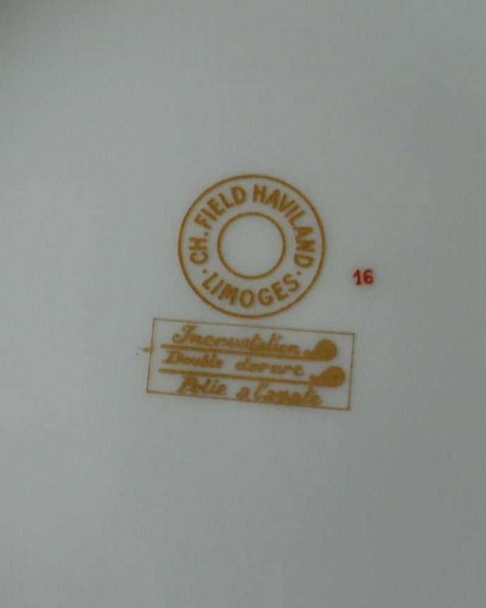 アンティーク 陶磁器の雑貨　アンティーク雑貨　フランスで見つけたキラキラ輝く金彩の気品たっぷりなアンティークプレート。裏側には品質の証製造メーカー保証の意味がこもった窯印、ポーセリンマークがあります。(h-871-z)