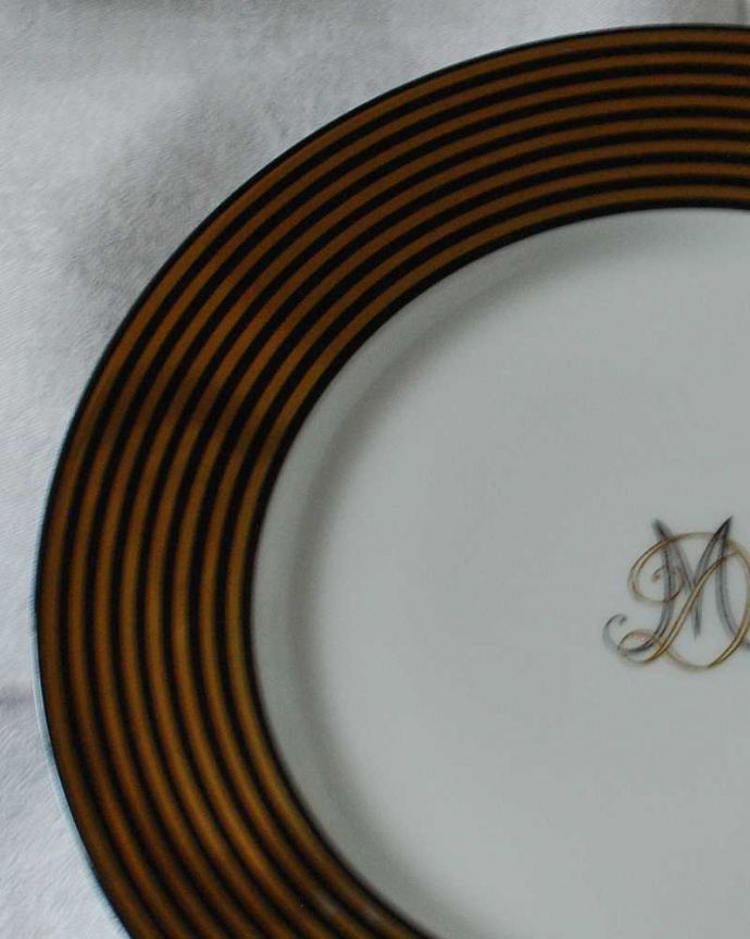 アンティーク 陶磁器の雑貨　アンティーク雑貨　フランスで見つけたゴールドのラインが華やかなアンティークのプレート 。高貴な美しさのアンティークプレートシンプルなデザインの中に高貴な雰囲気が漂うフランスらしいプレート。(h-872-z)