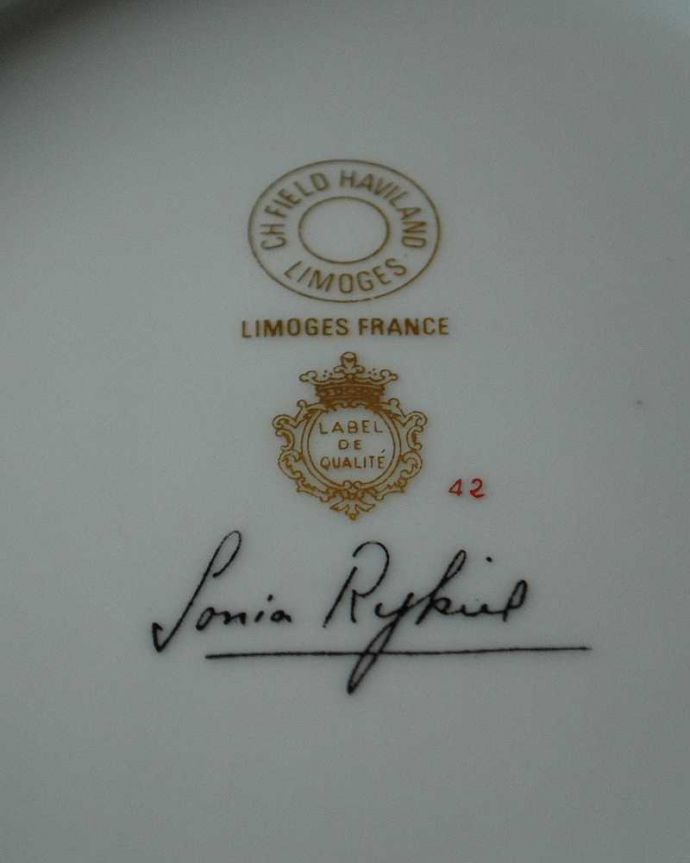 アンティーク 陶磁器の雑貨　アンティーク雑貨　フランスで見つけたゴールドのラインが華やかなアンティークのプレート 。裏側には品質の証製造メーカー保証の意味がこもった窯印、ポーセリンマークがあります。(h-872-z)