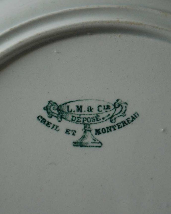 アンティーク 陶磁器の雑貨　アンティーク雑貨　繊細に描かれたデザインが美しい、フランス輸入のアンティークプレート 。裏側には品質の証製造メーカー保証の意味がこもった窯印、ポーセリンマークがあります。(h-875-z)