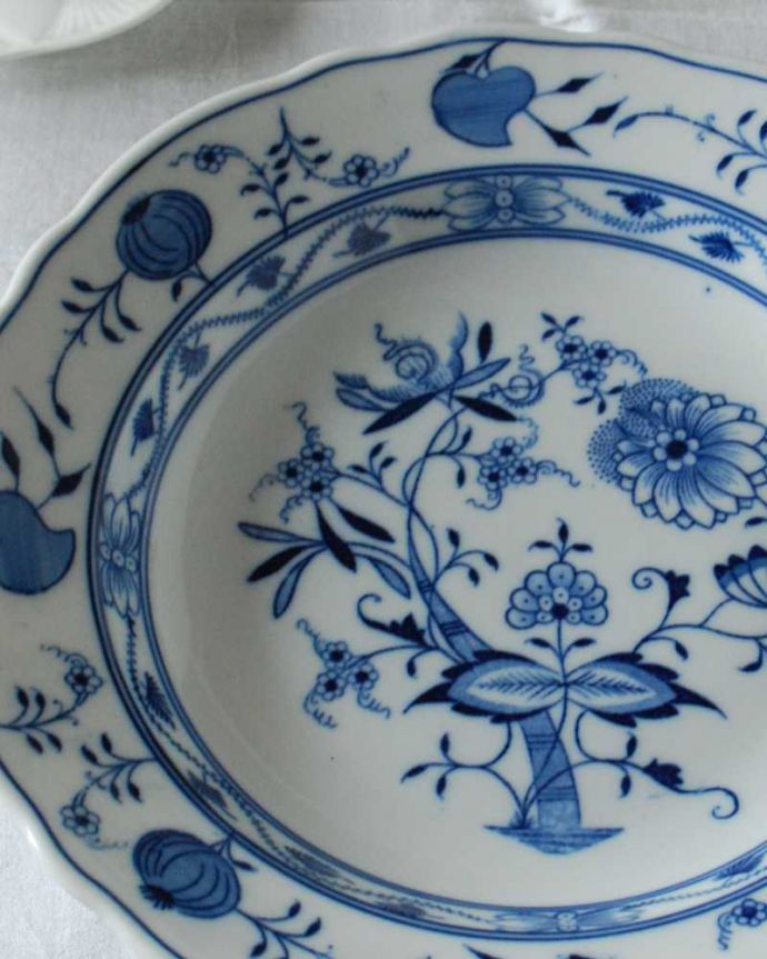 アンティーク 陶磁器の雑貨　アンティーク雑貨　ブルーのお花模様がステキなフランスで見つけたアンティークプレート。実用的にも飾っても使える華やなアンティークのプレートお料理を盛り付けるためだけのものではなく、お客様をもてなすために観賞用の目的もあったので、アンティークのプレートは、まるで絵画のように美しい模様なんです。(h-877-z)