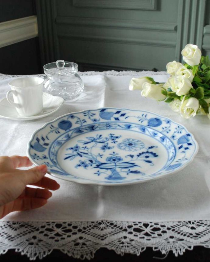 アンティーク 陶磁器の雑貨　アンティーク雑貨　ブルーのお花模様がステキなフランスで見つけたアンティークプレート。飾って使って楽しむアンティーク美しい柄のプレートは、飾っても使っても楽しめます。(h-878-z)