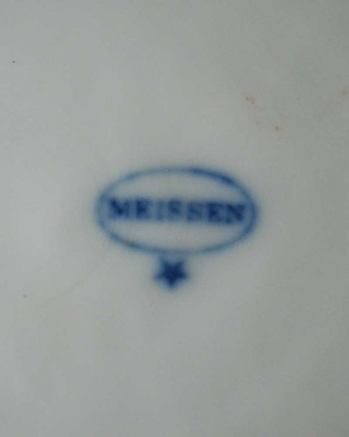アンティーク 陶磁器の雑貨　アンティーク雑貨　ブルーのお花模様がステキなフランスで見つけたアンティークプレート。裏側には品質の証製造メーカー保証の意味がこもった窯印、ポーセリンマークがあります。(h-878-z)