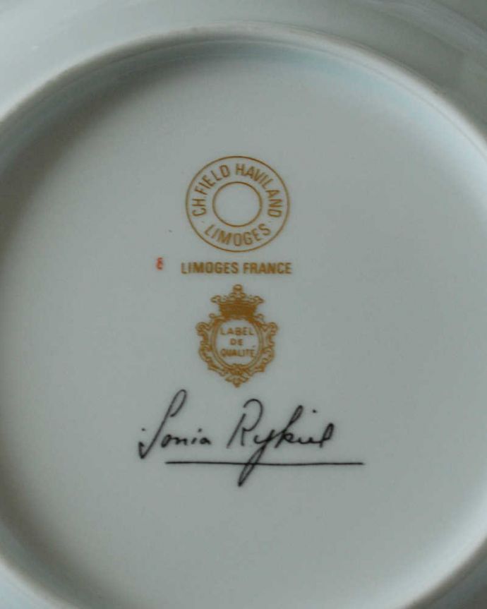 アンティーク 陶磁器の雑貨　アンティーク雑貨　フランスで買い付けてきたアンティークのプレート（スーププレート）。裏側には品質の証製造メーカー保証の意味がこもった窯印、ポーセリンマークがあります。(h-883-z)