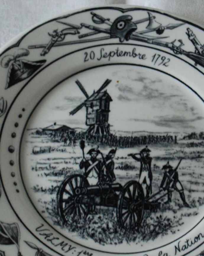 アンティーク 陶磁器の雑貨　アンティーク雑貨　フランスで買い付けてきたヴァルミーの戦いが描かれたアンティークプレート（20 septembre 1792）。実用的にも飾っても使える華やなアンティークのプレートお料理を盛り付けるためだけのものではなく、お客様をもてなすために観賞用の目的もあったので、アンティークのプレートは、まるで絵画のように美しい模様なんです。(h-885-z)