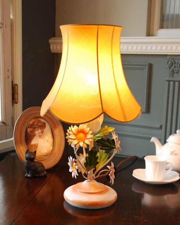スタンドライト　照明・ライティング　花束が可愛いフランスで見つけたアンティークテーブルランプ(１灯)（E17シャンデリア球付） 。。(h-888-z)