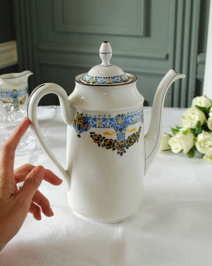 アンティーク 陶磁器の雑貨　アンティーク雑貨　ブルー×イエローのバラが美しいアンティークのティーポット。自分だけの使い方で使ってみましょうたっぷり紅茶が注げるサイズ。(h-889-z)