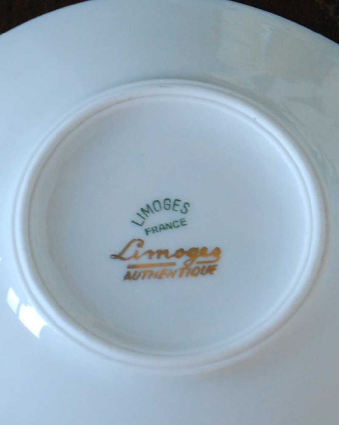 アンティーク 陶磁器の雑貨　アンティーク雑貨　キラキラ輝く小さなアンティークプレート、フランスリモージュ。裏側には品質の証製造メーカー保証の意味がこもった窯印、ポーセリンマークがあります。(h-897-z)
