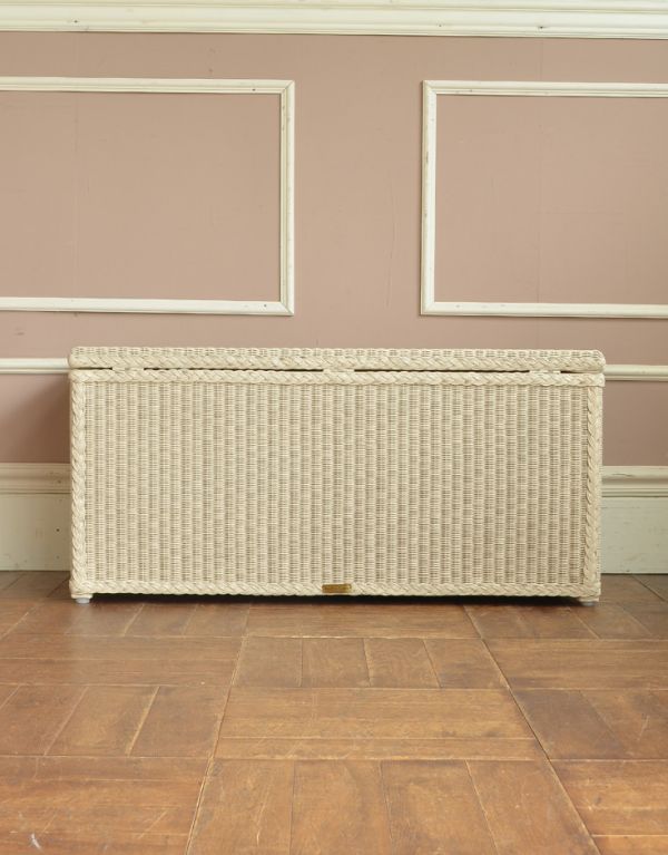 アンティーク風の家具　アンティーク風　Handle オリジナル ロイドルームボックス・ベンチ(Resort　White)。後ろ姿もかわいらしいロイドルームボックスです。(ho-021)