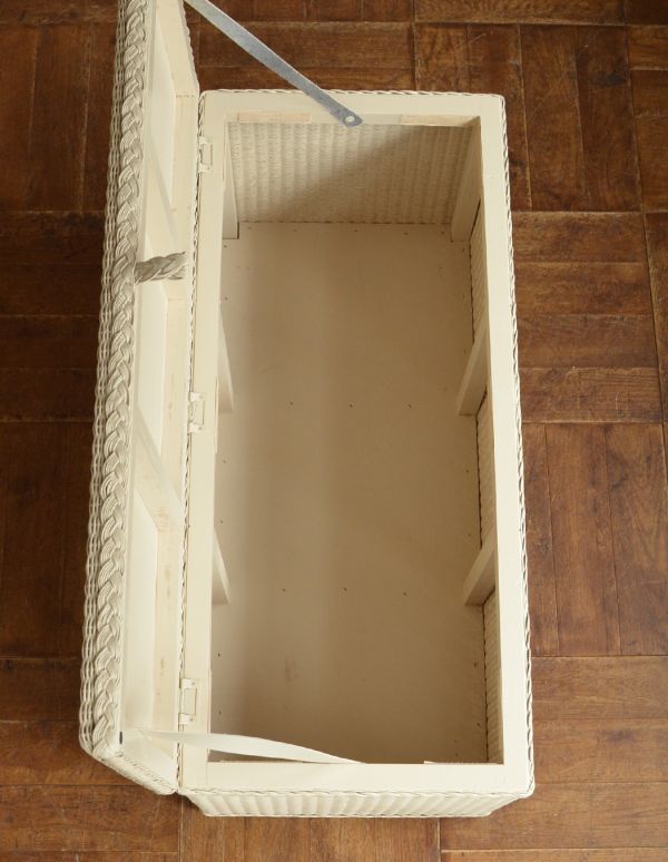 アンティーク風の家具　アンティーク風　Handle オリジナル ロイドルームボックス・ベンチ(Resort　White)。袋を外すとこんな風になっています。(ho-021)