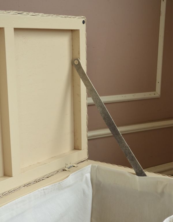 アンティーク風の家具　アンティーク風　Handle オリジナル ロイドルームボックス・ベンチ(Resort　White)。フタは、しっかりと金具で固定されています。(ho-021)