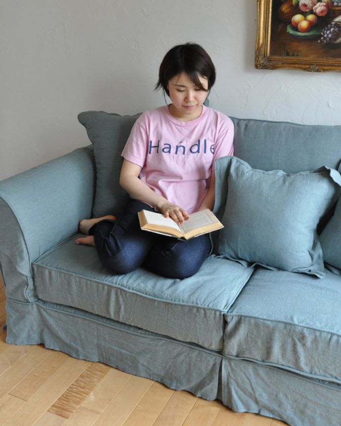 Handleオリジナル　アンティーク風　Handleオリジナルリネンソファ、家族みんなで座れる３人掛けソファ。こんな風にソファに座りながら雑誌を読んだり、読書したり・・・。(hos-01-3)