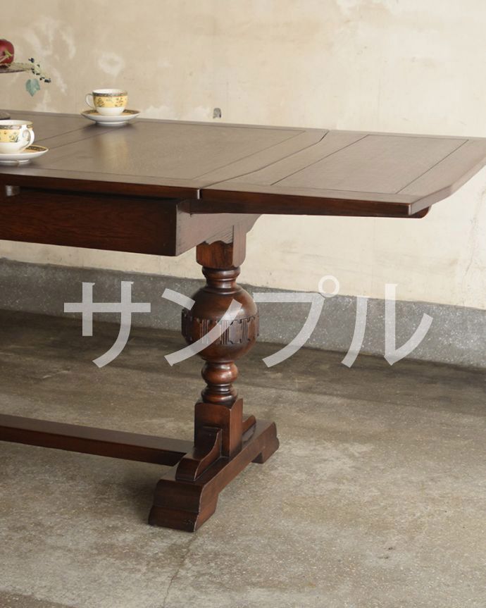 アンティークのテーブル　アンティーク家具　アンティーク テーブル。やっぱり目が行く重厚なデザインの脚重厚な雰囲気のバルボスレッグと呼ばれる美しい脚が一番の特長。(k-2250-f)