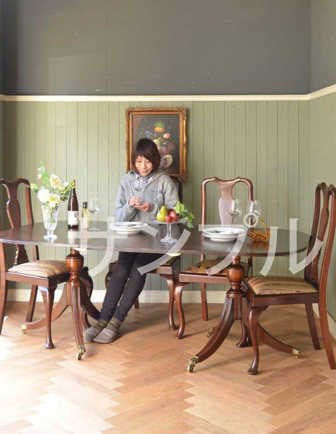 アンティークのテーブル　アンティーク家具　アンティーク テーブル。用途に合わせてサイズを変えれる便利なテーブル英国クラシックな雰囲気がたっぷり詰まった美しいエクステンションテーブル。(k-2420-f)