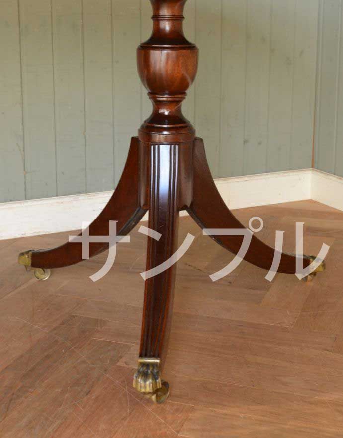 アンティークのテーブル　アンティーク家具　アンティーク テーブル。脚先には･･･クルクル回転するキャスターが付いています。(k-2420-f)