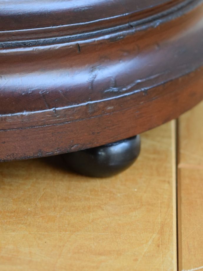 英国アンティークのフットスツール、丸い座面が可愛いクッションが付いた足置きスツール