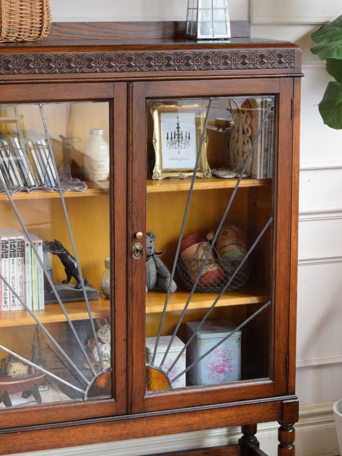 ステンドグラス扉が美しいアンティークの本棚、イギリスから届いたガラスキャビネット（ブックケース）