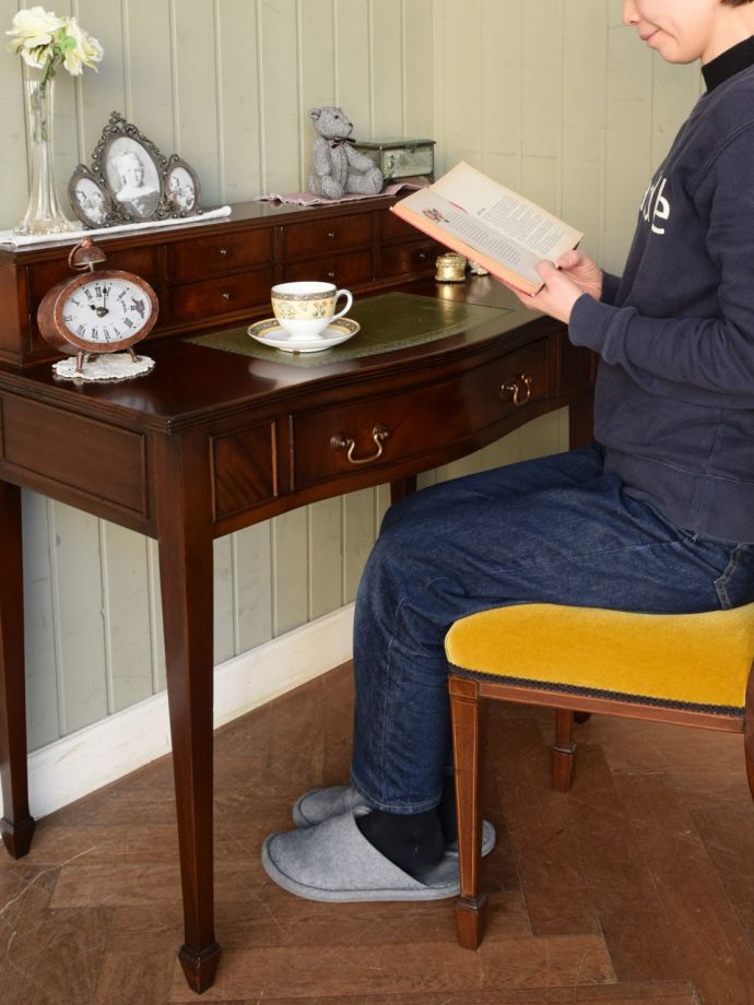 英国アンティークの美しい書斎机、ウォールナット材のデスク(i-025-f 