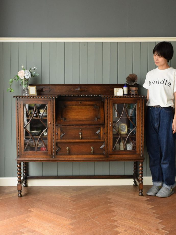 イギリスで見つけた美しいアンティーク家具、本棚とデスクが一つになっ 