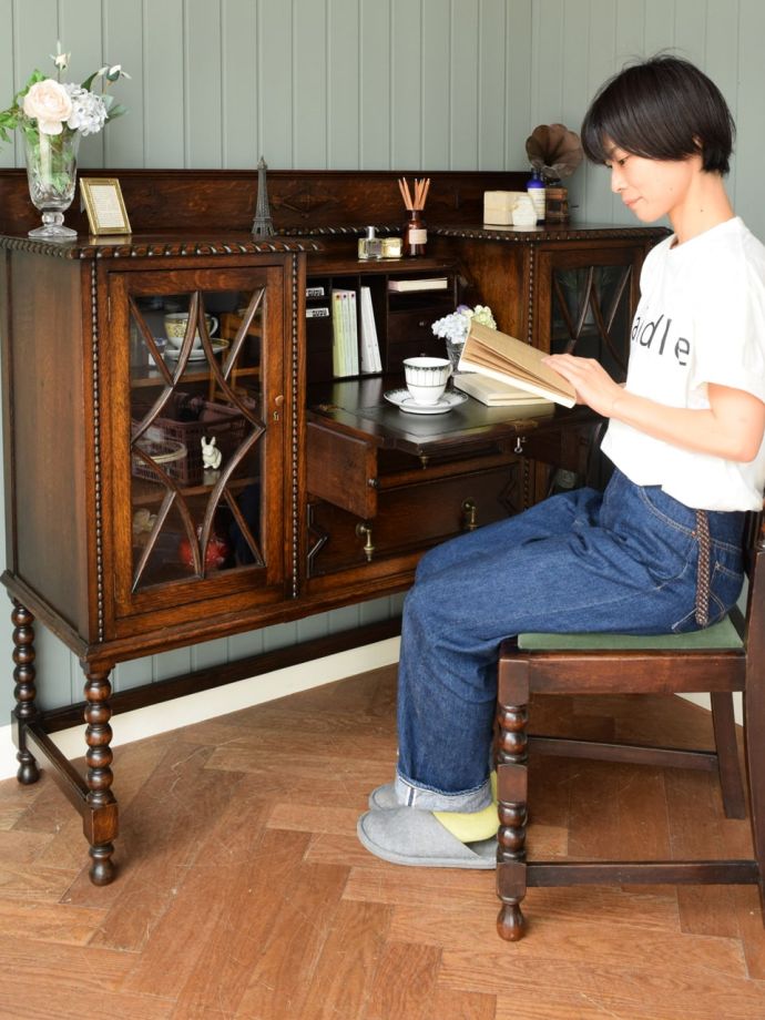 イギリスで見つけた美しいアンティーク家具、本棚とデスクが一つになっ 