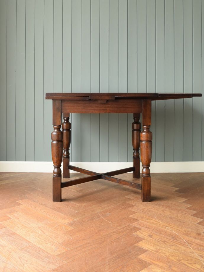 コンパクトサイズの伸長式ダイニングテーブル、英国から届いたアンティークのドローリーフテーブル