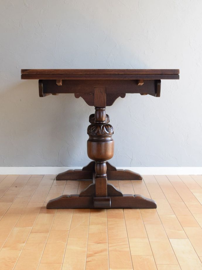 英国アンティークのドローリーフテーブル、重厚感が漂う伸長式の 