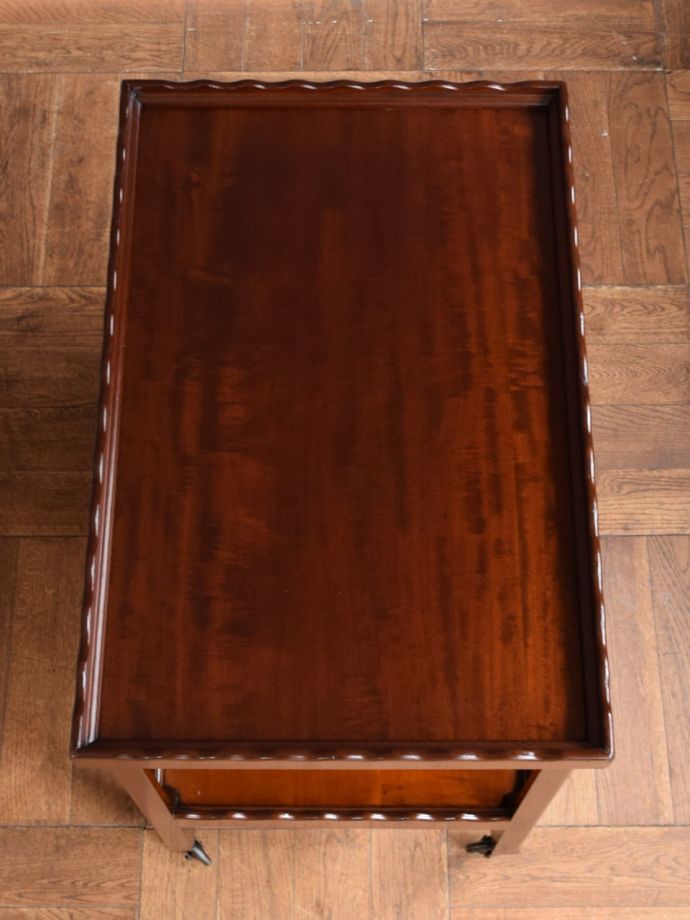 マホガニー材のアンティークの家具、イギリスで見つけたトレイ付きの 