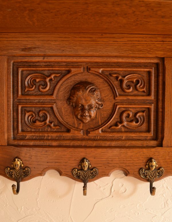 ウォールシェルフ・ウォールハンガー　アンティーク家具　フランスアンティークの壁付け家具、芸術的な彫のウォールハンガー。どこから見ても丁寧に彫りの装飾が施してあります。(j-112-z)