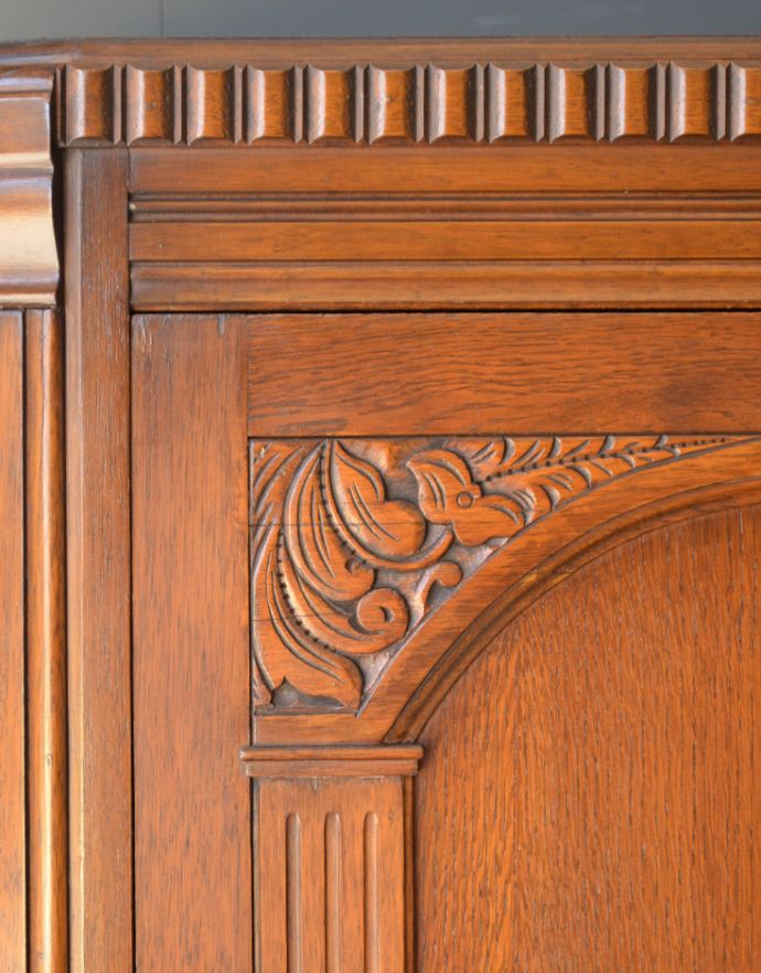 アンティークのキャビネット　アンティーク家具　英国スタイルのアンティーク家具、ミラー付きのワードローブ。扉を彩る装飾やっぱり魅力は扉の装飾。(j-1178-f-1)