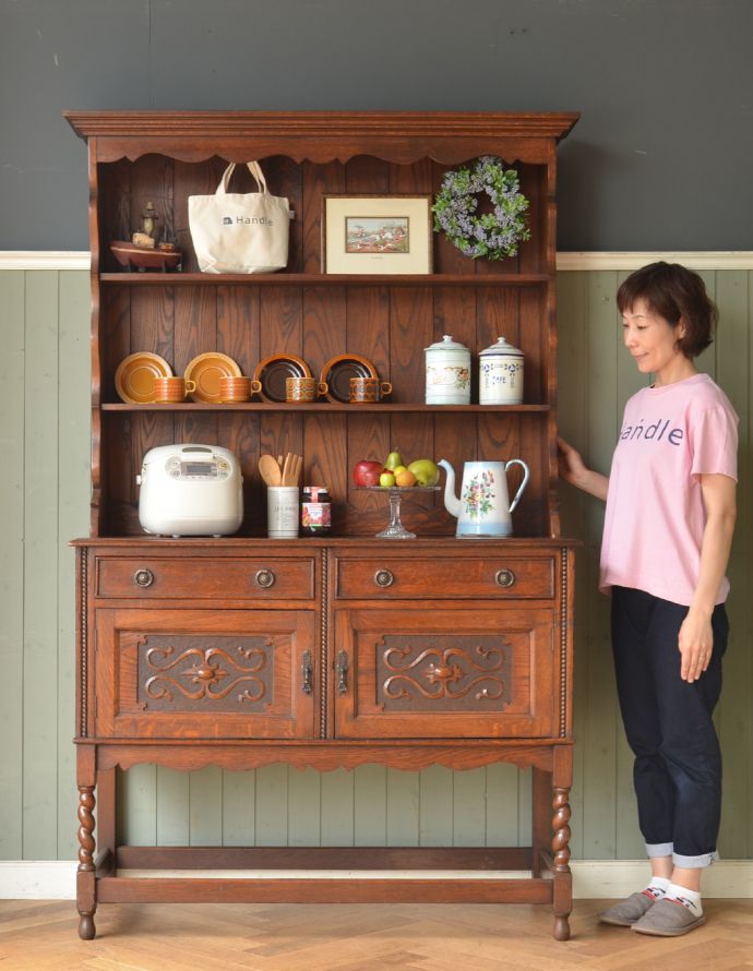 アンティークのキャビネット　アンティーク家具　イギリスの美しいアンティーク家具、濃い色のオシャレなカップボード。アンティークらしい「見せる」収納家具ウェルシュドレッサーとは、もともとキッチンで使われていたお料理を飾り付け（ドレッシング）するための家具。(j-1184-f-1)