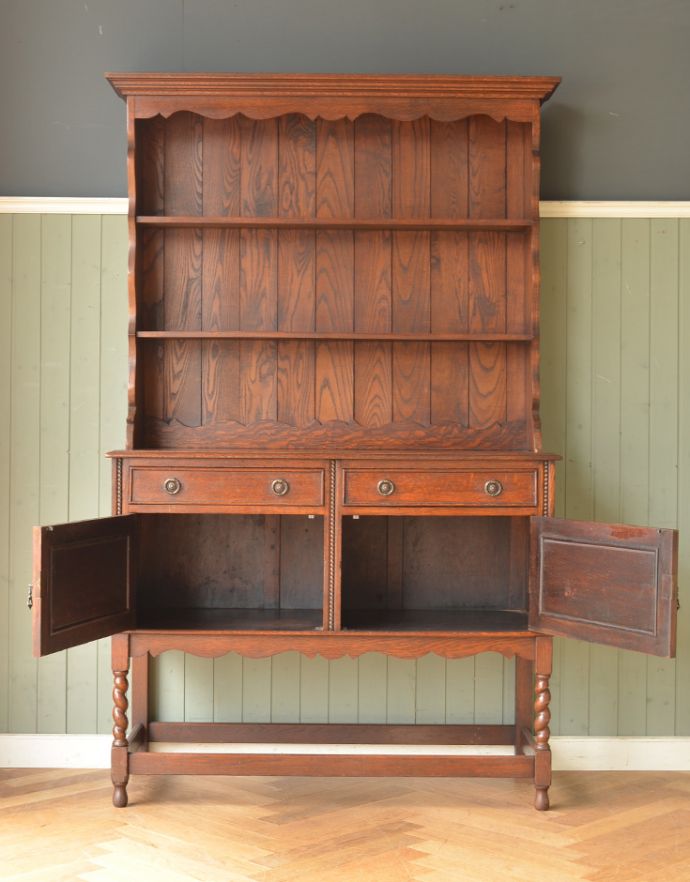 アンティークのキャビネット　アンティーク家具　イギリスの美しいアンティーク家具、濃い色のオシャレなカップボード。扉を開けてみると…中が見えない扉の中も、キレイに修復しました。(j-1184-f-1)