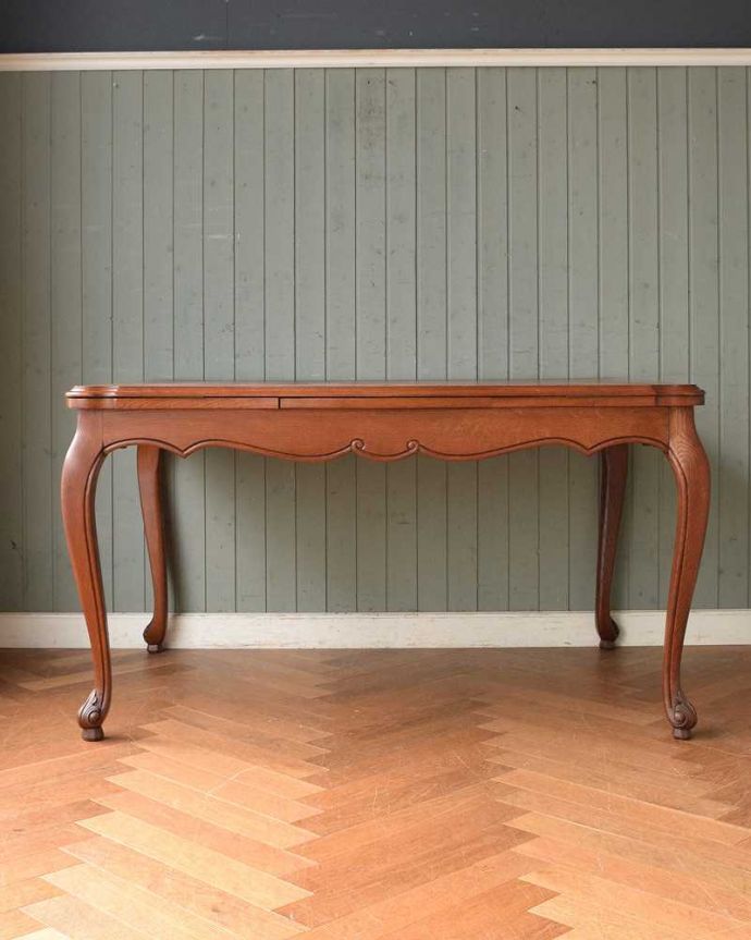 アンティークのテーブル　アンティーク家具　３つサイズが楽しめるアンティーク家具、伸張式のダイニングテーブル。横から見てもステキやっぱり脚の曲線が美しい･･･みんなに自慢したくなる脚線美です。(j-1185-f)