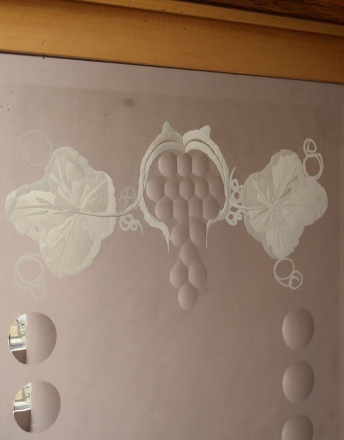 アンティーク フレーム付きミラー　アンティーク雑貨　アンティークの木製鏡、オーク材×薔薇と蝶が美しいデザインの壁掛けミラー。現代のミラーの倍くらいの厚みがあるんです。(j-119-z)
