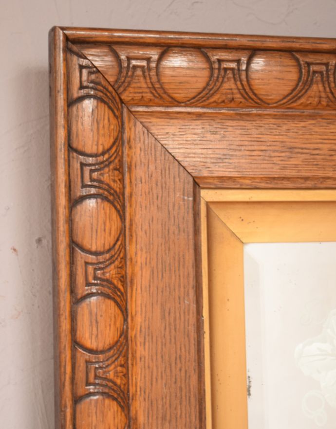 アンティーク フレーム付きミラー　アンティーク雑貨　アンティークの木製鏡、オーク材×薔薇と蝶が美しいデザインの壁掛けミラー。木の装飾が上品なアクセントになっています。(j-119-z)