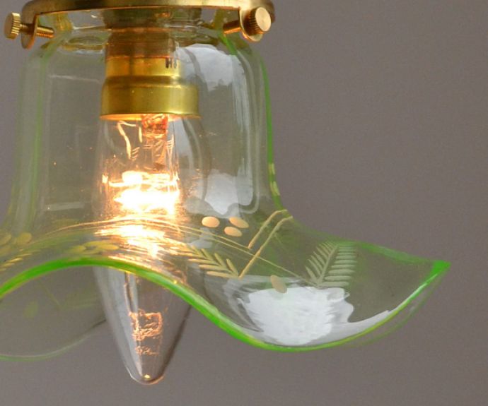 ペンダントライト　照明・ライティング　イギリスアンティーク照明、ヴァセリンランプのペンダントライト（コード・シャンデリア球・ギャラリーA付き）。シェードから漏れる光に癒されます。(j-122-z)