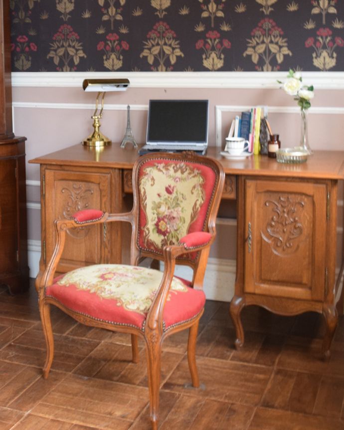 アンティークのデスク・書斎机　アンティーク家具　フランスのアンティーク家具、たっぷり収納できるデスク（机）。便利に使いながらも絵になるフォルムやっぱりフランス生まれのデザインは優雅で美しい！お部屋まで美しく見せてくれます。(j-1245-f)