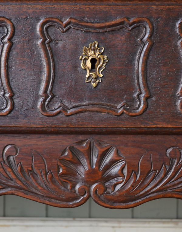 ビューロー　アンティーク家具　フランスらしい豪華な彫が自慢のアンティークビューロー（デスク）。引き出しの鍵穴です。(j-1261-f)