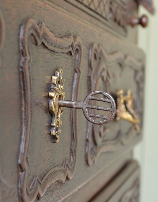 ビューロー　アンティーク家具　フランスらしい豪華な彫が自慢のアンティークビューロー（デスク）。２杯の引き出しに鍵穴があります。(j-1261-f)