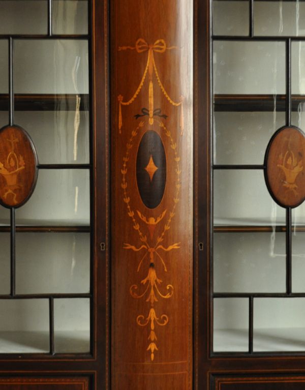 アンティークのキャビネット　アンティーク家具　マホガニー材のアンティーク家具、象嵌が美しいショーケース。華やかな装飾の数々にうっとりとしてしまいます。(j-1262-f)