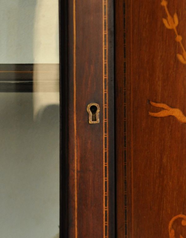 アンティークのキャビネット　アンティーク家具　マホガニー材のアンティーク家具、象嵌が美しいショーケース。鍵は使えます。(j-1262-f)