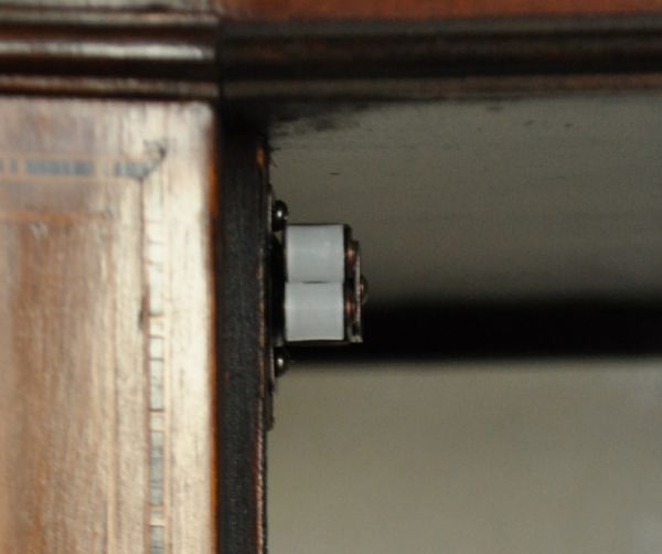 アンティークのキャビネット　アンティーク家具　マホガニー材のアンティーク家具、象嵌が美しいショーケース。扉にはローラーキャッチャーが付いているので、開け閉めがスムーズです。(j-1262-f)