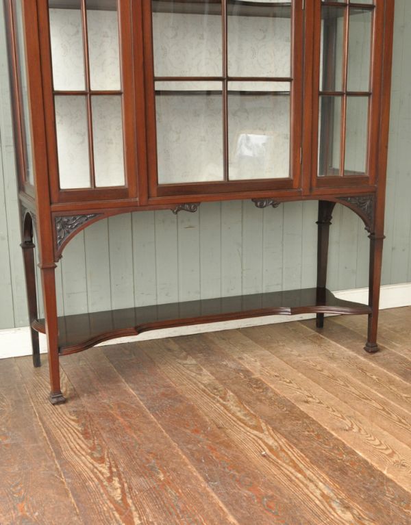 アンティークのキャビネット　アンティーク家具　マホガニー材のアンティーク英国家具、ガラスのショーケース。脚元には一枚棚板が通っているので、こちらにも収納ができます。(j-1264-f)