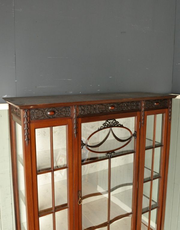 アンティークのキャビネット　アンティーク家具　マホガニー材のアンティーク英国家具、ガラスのショーケース。天板もピカピカにお直ししました。(j-1264-f)
