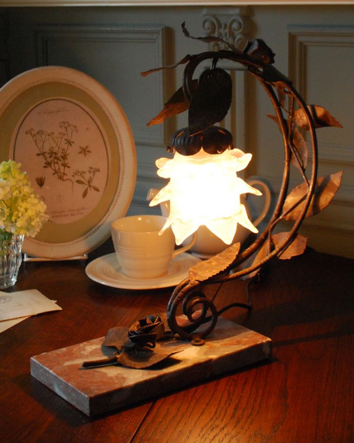 スタンドライト　照明・ライティング　大理石×薔薇の装飾が美しい・・・フランスから届いたテーブルランプ、ガラスシェード付き（Ｅ17丸球付）。隅々までこだわったデザインなのでどこから見ても楽しめます。(j-127-z)