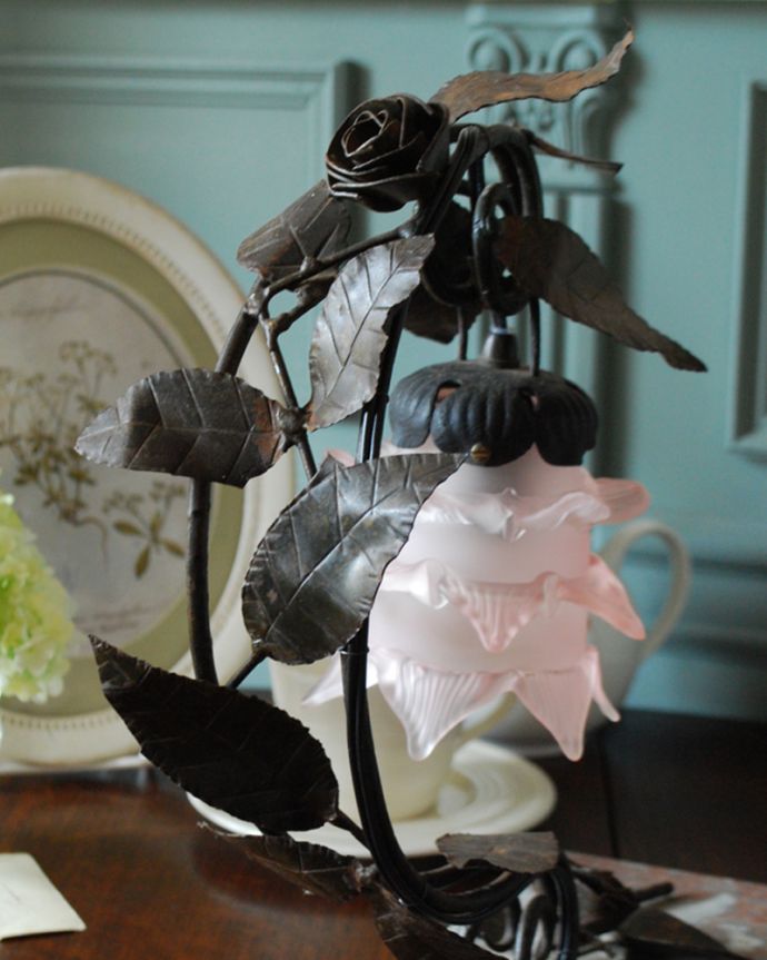 スタンドライト　照明・ライティング　大理石×薔薇の装飾が美しい・・・フランスから届いたテーブルランプ、ガラスシェード付き（Ｅ17丸球付）。トップにはバラが凛と咲いています。(j-127-z)