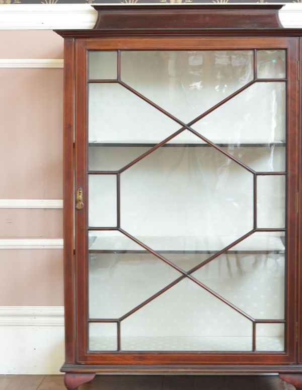 アンティークのキャビネット　アンティーク家具　シノワズリデザインの上品な英国家具、アンティークのガラスキャビネット。アンティークのガラスがキレイにはめ込んであります。(j-1272-f)